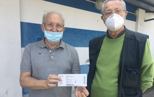 Gianluigi Trolli e Manlio Enrico Milani ai botteghini dello Speroni. Sotto il match sponsor