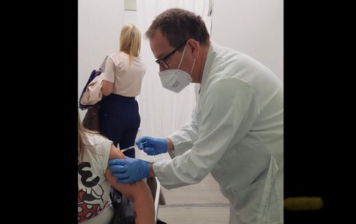 Giuseppe Bascialla mentre vaccina (foto da Facebook del sindaco)