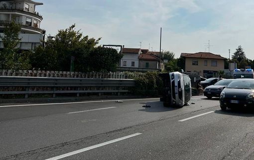 Paura a Castellanza: un'auto si ribalta vicino allo svincolo dell'A8 Paura a Castellanza: un'auto si ribalta vicino allo svincolo dell'A8