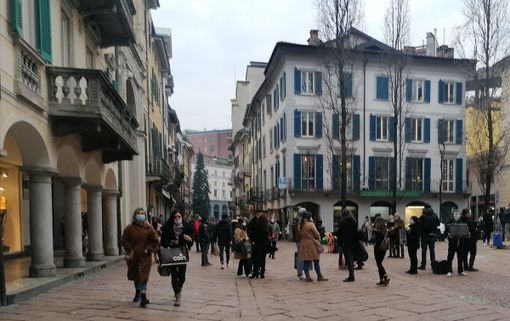Varese come un sabato di Natale: centro preso d'assalto, qualche momento di tensione con i giovanissimi