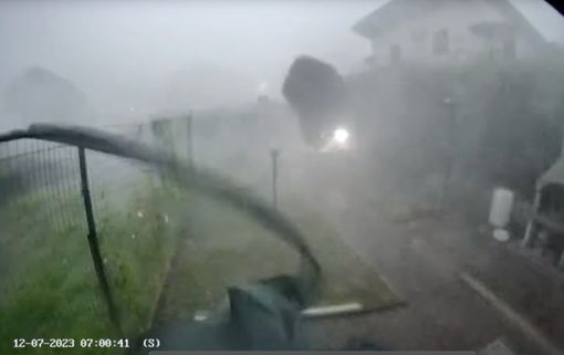 Nubifragi e downburst, il giorno dopo si contano i danni. In un video la violenza impressionante delle raffiche Nubifragi e downburst, il giorno dopo si contano i danni. In un video la violenza impressionante delle raffiche