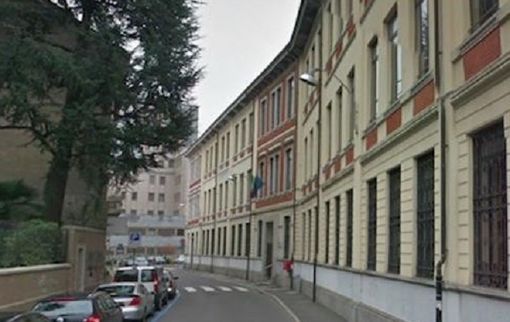 Stop alle auto davanti al liceo Crespi