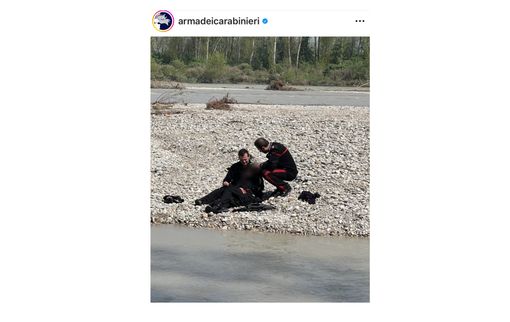 Le due foto condivise dall'Arma: la prima è il salvataggio di Treviso, l'altra è l'addio ai due militari morti a Salerno Le due foto condivise dall'Arma: la prima è il salvataggio di Treviso, l'altra è l'addio ai due militari morti a Salerno