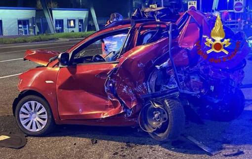 L'auto delle due donne distrutta dall'impatto in una delle foto diffuse dai vigili del fuoco