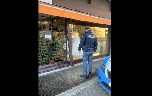 La vetrina sfondata del negozio (foto da Mbnews.it) La vetrina sfondata del negozio (foto da Mbnews.it)