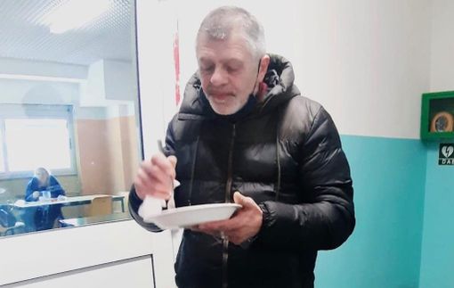 Il sindaco Enrico Puricelli mentre assaggia il cibo alla mensa Il sindaco Enrico Puricelli mentre assaggia il cibo alla mensa