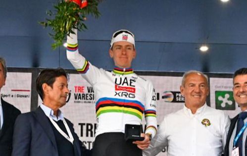Tadej Pogacar sul podio; alla sua sinistra Renzo Oldani