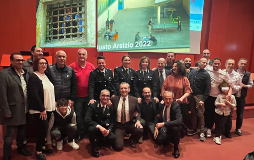 Foto di gruppo per i protagonisti di questa bella serata, sopra sguardi sul vecchio e sul nuovo carcere