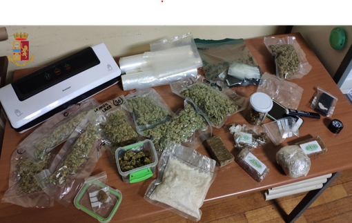 Il materiale sequestrato dall'Antidroga della Squadra Mobile di Varese