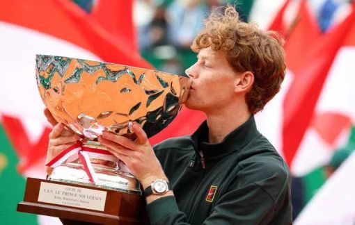 Jannik Sinner bacia il trofeo in argento del Masters 1000 di Montecarlo (foto Afp)