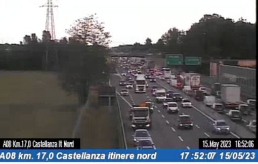 Lunghe code in Autolaghi per incidente: la situazione vista dalle telecamere di Autostrade per l'Italia