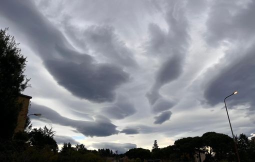 Nubi lenticolari in questi giorni sui cieli della nostra provincia (foto Bruno Melazzini) Nubi lenticolari in questi giorni sui cieli della nostra provincia (foto Bruno Melazzini)