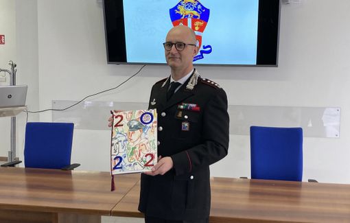 Presentato il calendario dei carabinieri 2022: è ispirato al regolamento dell'Arma. Carlo Lucarelli ne racconta le “storie”