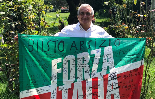 Orazio Tallarida con la sua storica bandiera di Forza Italia