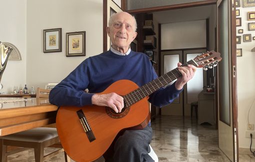 VIDEO. Antonio, quasi 98 anni, storia nella storia dei Mandolinisti Bustesi: «Ai concorsi facevamo razzia di premi e veniva ad accoglierci la banda alla stazione»