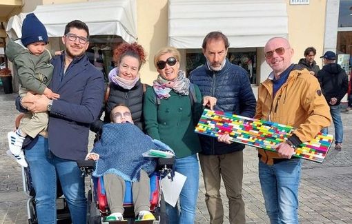 Un'altra sconfitta per le barriere architettoniche a Sesto Calende grazie alle rampe realizzate con i Lego