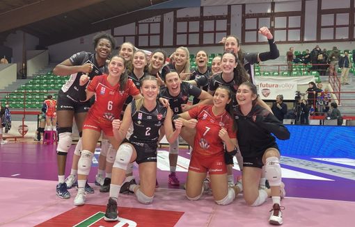 Settima vittoria di fila per la Futura Busto che festeggia anche il primato in classifica (foto in gallery di Loris Marini per Lega Volley Femminile)