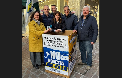 Stop auto benzina e diesel e case green, anche Romeo in piazza con la Lega di Busto. Tovaglieri: «Ambientalismo ideologico» Stop auto benzina e diesel e case green, anche Romeo in piazza con la Lega di Busto. Tovaglieri: «Ambientalismo ideologico»