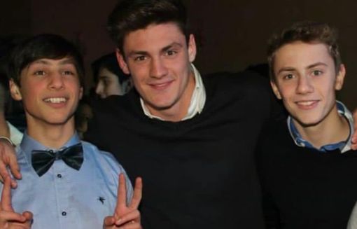 Una foto, un po' datata, di una grande amicizia: Nicolò Martinenghi (a destra) insieme al fratello Jacopo (al centro) e a Pietro Borghi Una foto, un po' datata, di una grande amicizia: Nicolò Martinenghi (a destra) insieme al fratello Jacopo (al centro) e a Pietro Borghi
