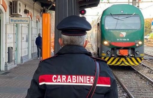 Controlli dei carabinieri nelle stazioni ferroviarie: scattano due "daspo" urbano Controlli dei carabinieri nelle stazioni ferroviarie: scattano due "daspo" urbano