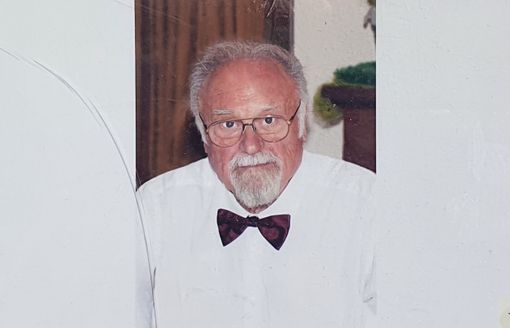 Alberto Mereghetti. Sotto, con l'amico Ginetto Grilli e i caviardage realizzati sulle pagine del libro che racconta la sua storia