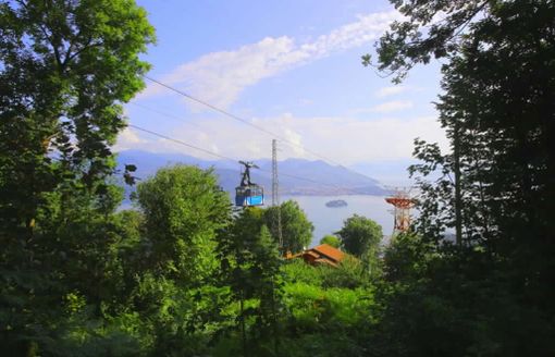 Il passaggio dei vagoni al Mottarone in una foto di Daniele Belosio Il passaggio dei vagoni al Mottarone in una foto di Daniele Belosio