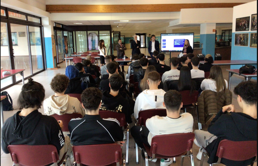 «Insegniamo ai giovani a gestire le risorse economiche». Il progetto di educazione finanziaria entra in classe