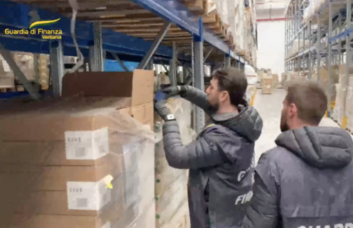 Scoperti 270mila prodotti cosmetici nocivi: nei guai una ditta della provincia di Varese, tre persone denunciate Scoperti 270mila prodotti cosmetici nocivi: nei guai una ditta della provincia di Varese, tre persone denunciate