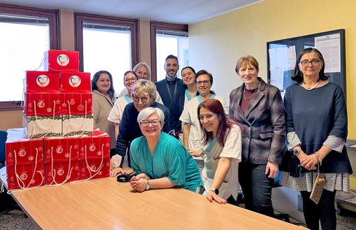 "Il panettone della felicità" per un Natale di solidarietà "Il panettone della felicità" per un Natale di solidarietà
