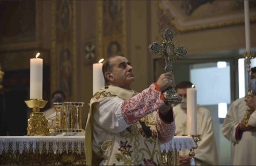 Maggio 2021, Monsignor Delpini benedice i fedeli con la Sacra Spina