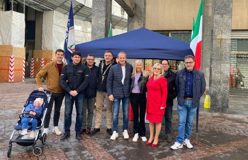 Busto, Fratelli d’Italia in piazza. C’è anche Antonelli: «Il rapporto col partito? Sereno» Busto, Fratelli d’Italia in piazza. C’è anche Antonelli: «Il rapporto col partito? Sereno»