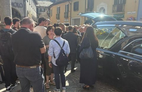 L'ultimo saluto della sua Omegna a Federico Gualtieri, uno dei cinque italiani morti alle Maldive L'ultimo saluto della sua Omegna a Federico Gualtieri, uno dei cinque italiani morti alle Maldive
