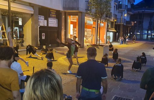 È giovedì sera, tornano lo shopping e le passeggiate È giovedì sera, tornano lo shopping e le passeggiate