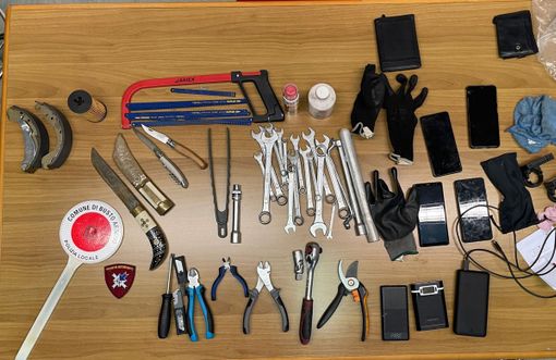 Con arnesi da scasso e clandestini: fermati due georgiani dalla polizia locale Con arnesi da scasso e clandestini: fermati due georgiani dalla polizia locale