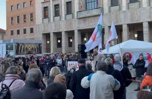 No vax di nuovo in piazza a Varese con l'avvocato Edoardo Polacco