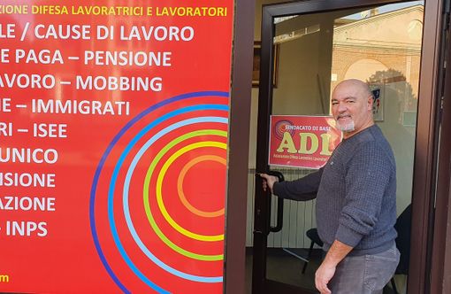 Fausto Sartorato davanti alla sede di Adl a Busto Fausto Sartorato davanti alla sede di Adl a Busto