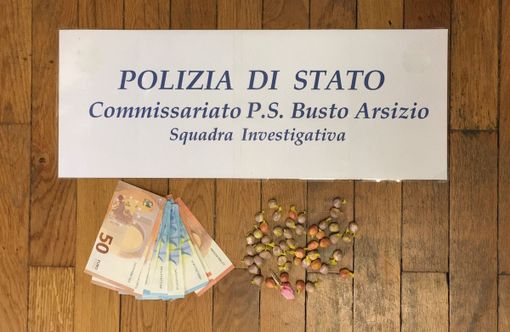 Cocaina nascosta tra i cespugli: la polizia di Busto arresta un pusher