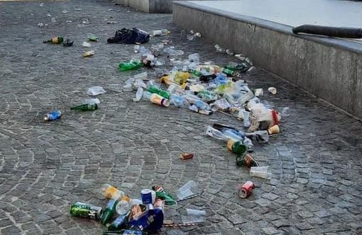 La situazione di piazza Vittorio Emanuele questa mattina, dopo la serata in centro di giovedì