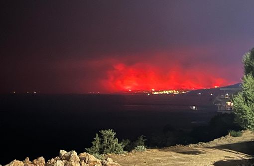 Incendi a Rodi: «Enorme nube di fumo, ma esodo ordinato. Per noi la vacanza continua»