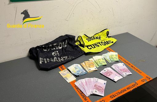 In vacanza con oltre 400mila euro in contanti in valigia: per tre passeggere scoperte a Malpensa scatta il maxisequestro