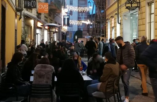 Nel nuovo Dpcm in arrivo stop all'asporto dopo le 18 per i bar: giro di vite contro gli aperitivi improvvisati