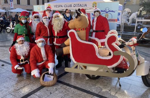 È Natale in centro a Busto. Bambini a bordo della “slitta vespa”. FOTO E VIDEO