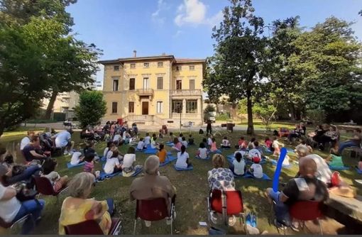 Una biblioteca ambulante che va nelle scuole, aperta ad accogliere bimbi e ragazzi