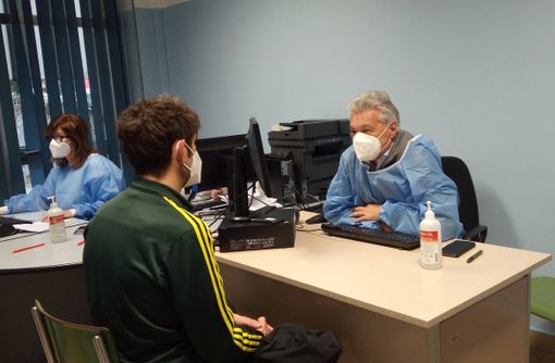 Il dottor Emilio Lualdi e nelle altre foto gli altri dottori impegnati nella vaccinazione con l'Asst Il dottor Emilio Lualdi e nelle altre foto gli altri dottori impegnati nella vaccinazione con l'Asst