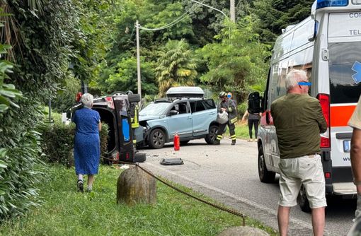 Schianto tra due auto sulla provinciale tra Laveno e Leggiuno. Una macchina ribaltata e due feriti
