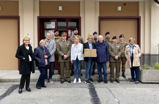 Un grazie unanime: oltre quaranta scatole di generi alimentari donate dalla Nato alla Caritas Un grazie unanime: oltre quaranta scatole di generi alimentari donate dalla Nato alla Caritas