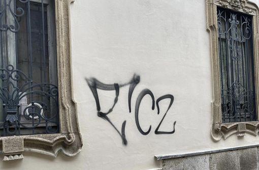 Ancora incivili in azione con la vernice: non c'è pace per via Solferino Ancora incivili in azione con la vernice: non c'è pace per via Solferino