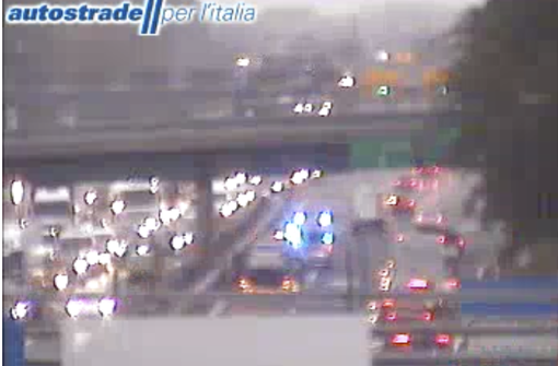 I soccorsi sul luogo dell'incidente (dalla webcam di Autostrade per l'Italia)