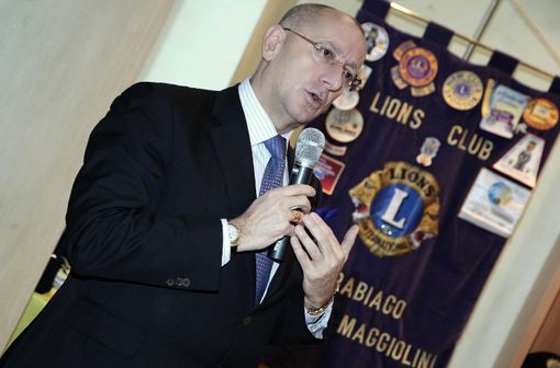 Il cavalier Danilo Francesco Guerini Rocco. Sotto, la breve cerimonia online con la presidente della Fondazione Lions Clubs