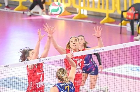 Uyba, scontro d'alta quota a Scandicci